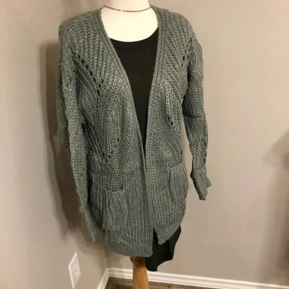 Boutique NWT Dark sage cardigan with pattern and pockets - Picture 2 of 9